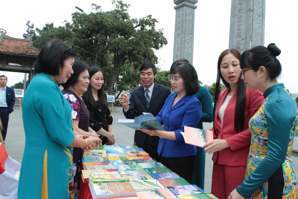 Various books are exhibited at the ceremony.