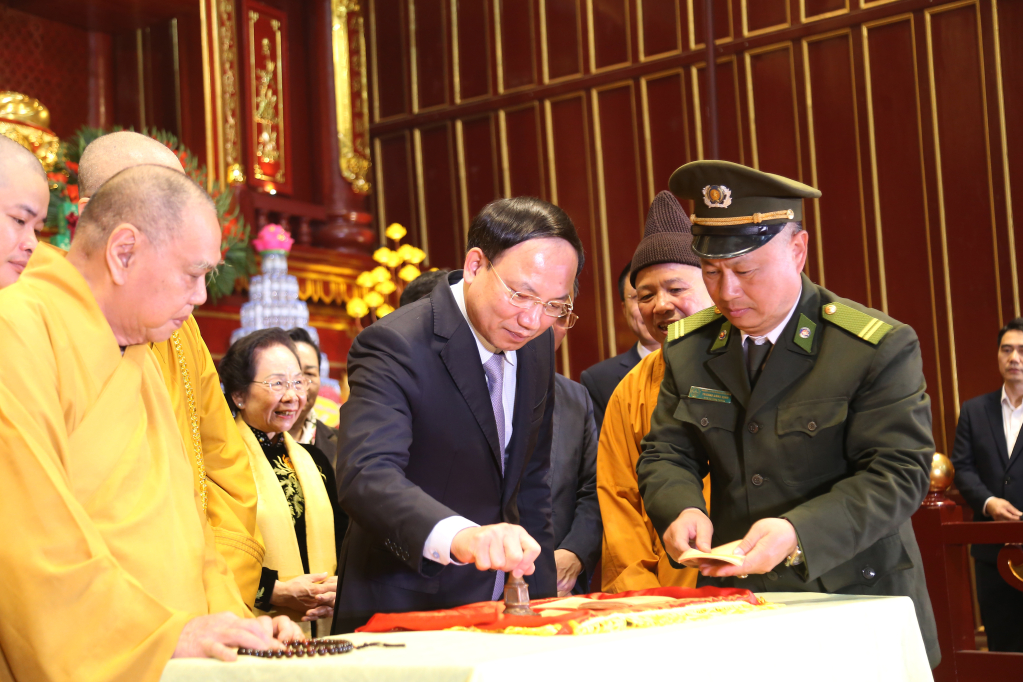 Đồng chí Nguyễn Xuân Ký, Ủy viên Trung ương Đảng, Bí thư Tỉnh ủy, Chủ tịch HĐND tỉnh cùng các đại biểu làm lễ đóng dấu thiêng Yên Tử.