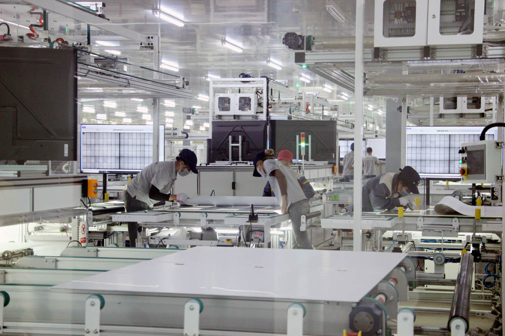 Sản xuất tại Nhà máy Jinko Solar 1 (KCN Sông Khoai, TX Quảng Yên). Ảnh: Mạnh Trường