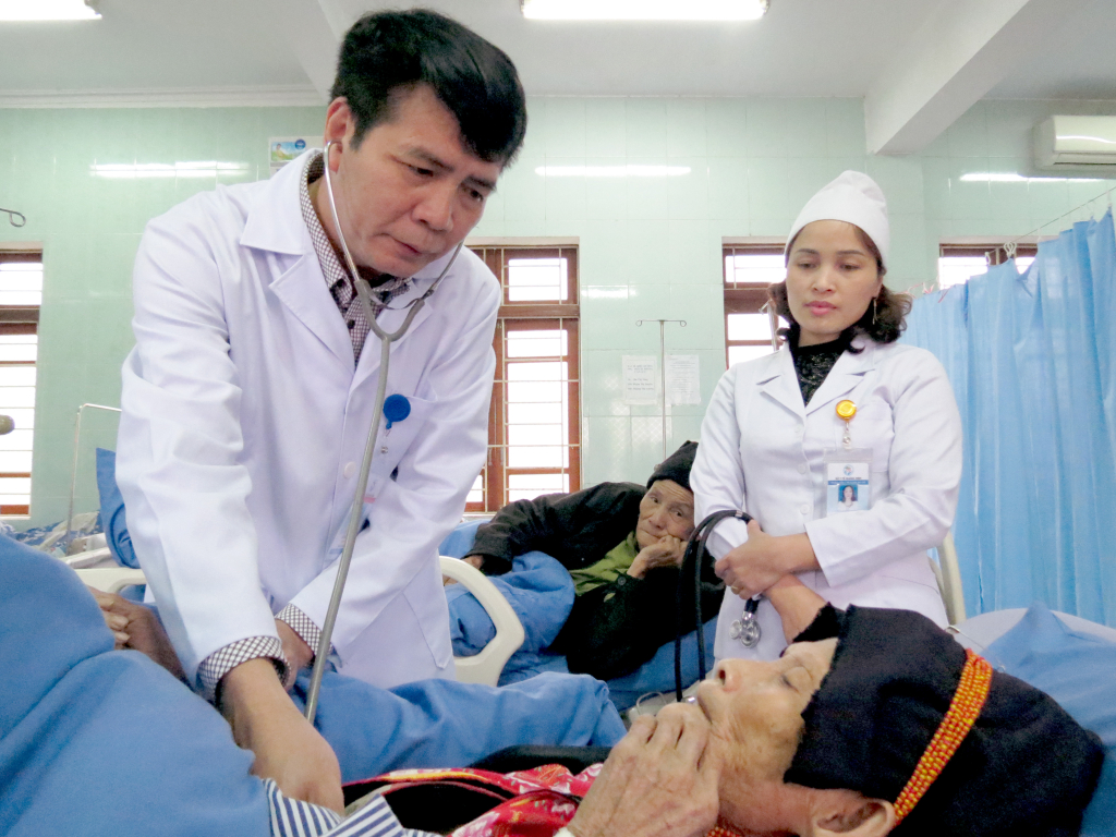 Cán bộ Trung tâm Y tế huyện Ba Chẽ thăm khám bệnh cho một bệnh nhân là người dân tộc Dao.