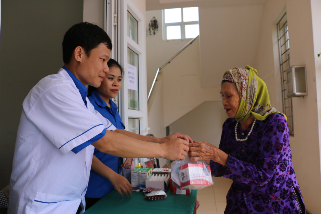 Đoàn viên thanh niên ngành y tế khám chữa bệnh và cấp thuốc cho bà con nhân dân huyện đảo Cô Tô.