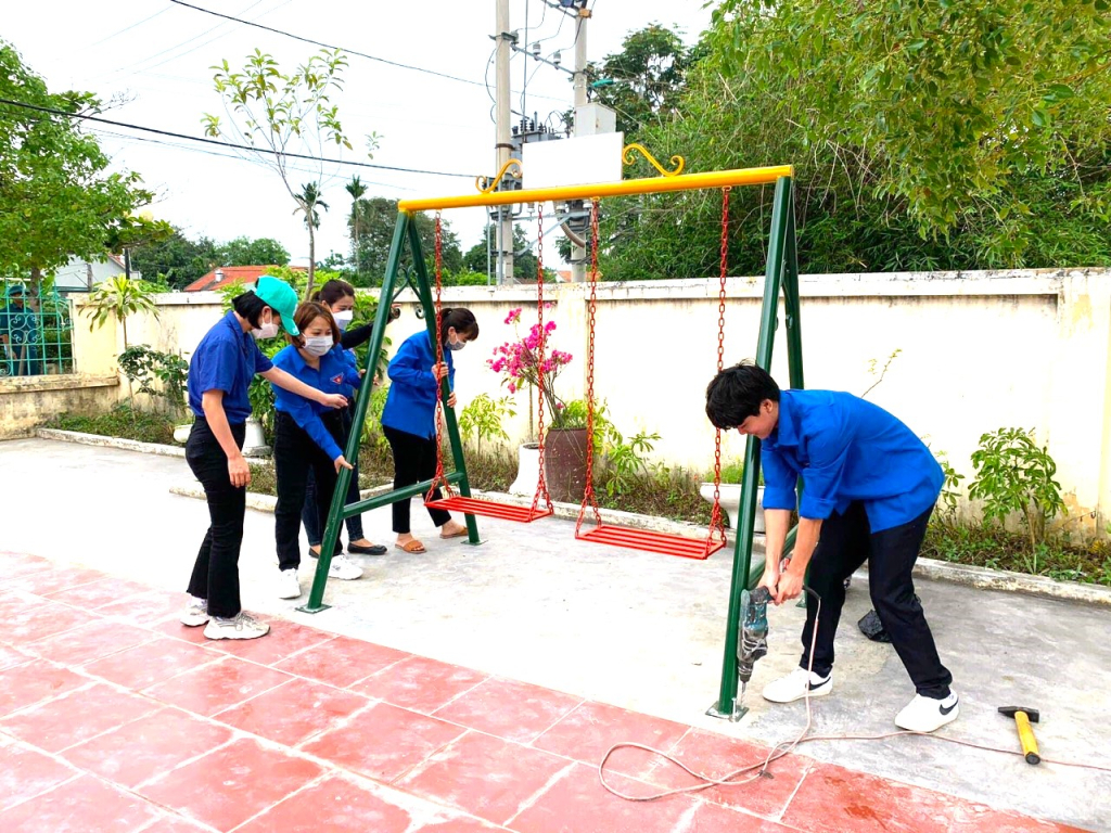 Đoàn Thanh niên phường Yên Giang (TX Quảng Yên) triển khai điểm vui chơi cho trẻ em bằng vật liệu tái chế. Ảnh đơn vị cung cấp.