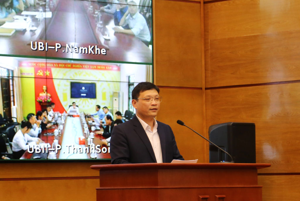 Đồng chí Nghiêm Xuân Cường, Bí thư Thành ủy Uông Bí, báo cáo tại hội nghị.