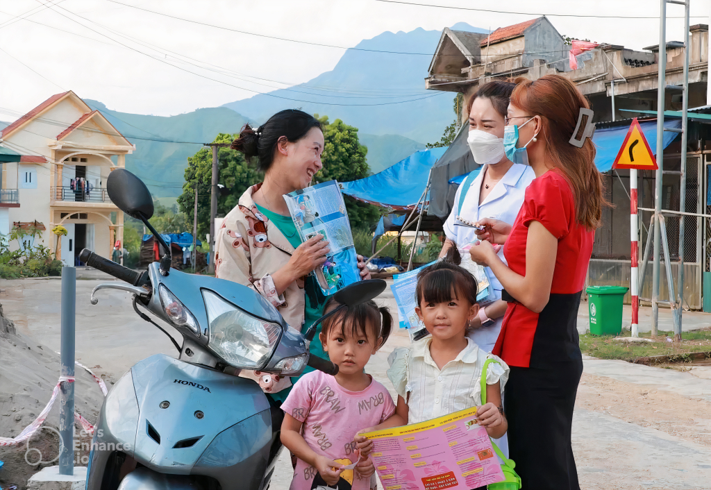 Cán bộ dân số xã Quảng Lâm (huyện Đầm Hà) tuyên truyền các biện pháp tránh thai hiện đại cho phụ nữ đã sinh đủ 2 con.
