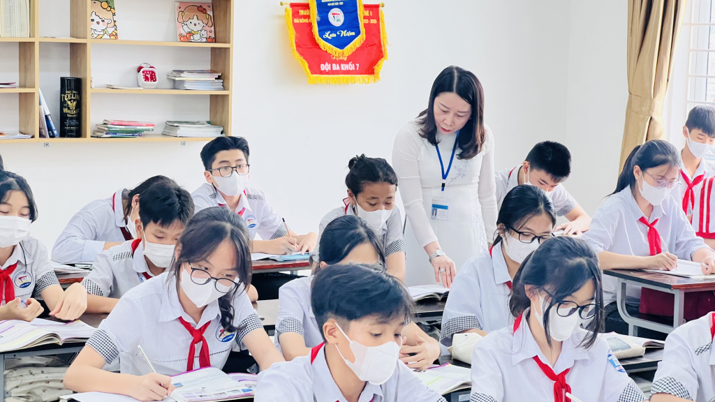 Cô Phạm Thị Phú, Hiệu trưởng trường THCS Mạo Khê 1 là tấm gương điển hình trong  “Học tập và làm theo Bác”.