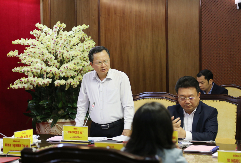 Đồng chí Cao Tường Huy, Phó Bí thư Tỉnh ủy, Chủ tịch UBND tỉnh, phát biểu tại hội nghị.