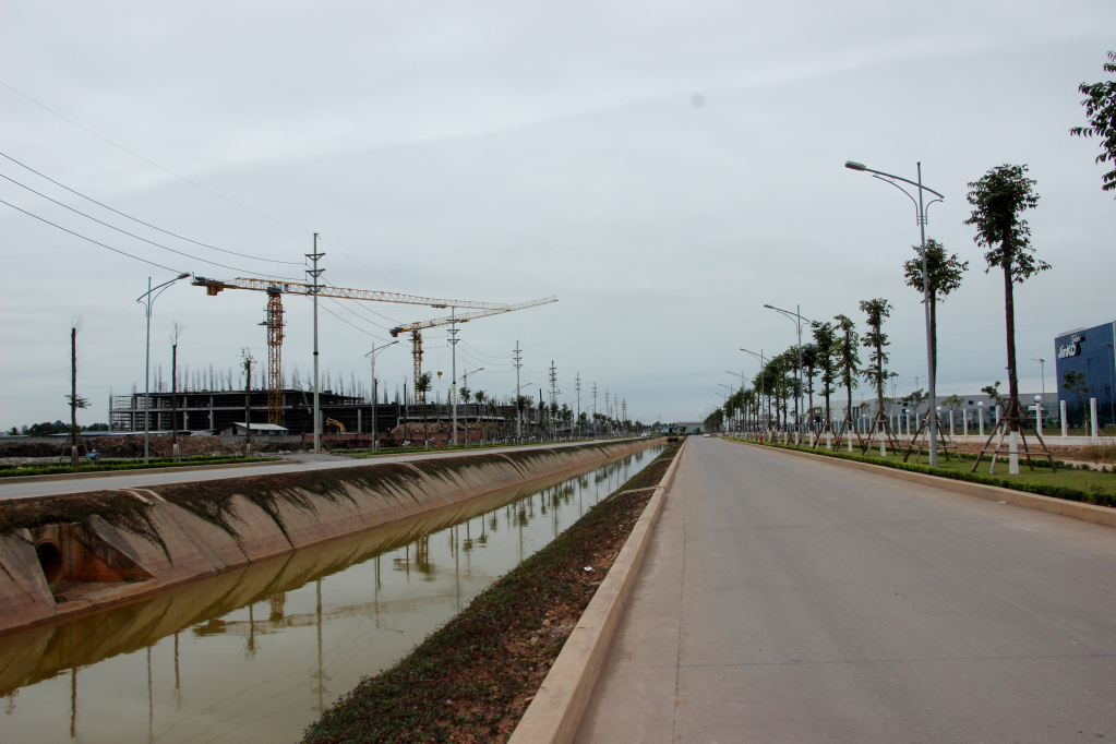 Nhiều nhà đầu tư thứ cấp trong KCN Sông Khoai đang tích cực triển khai xây dựng nhà xưởng sản xuất. Ảnh: Mạnh Trường