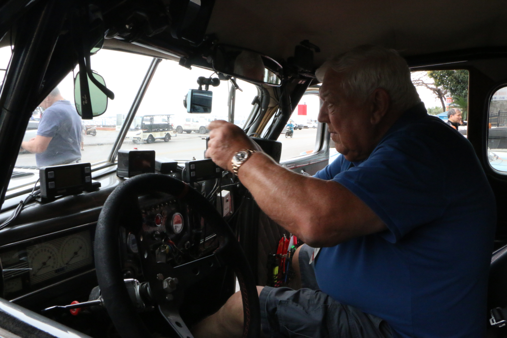 Ông Tony Rowe kiểm tra các thiết bị cam hành trình xe Ford DeLuxe V8 91A Coupe trước giờ khởi hành.
