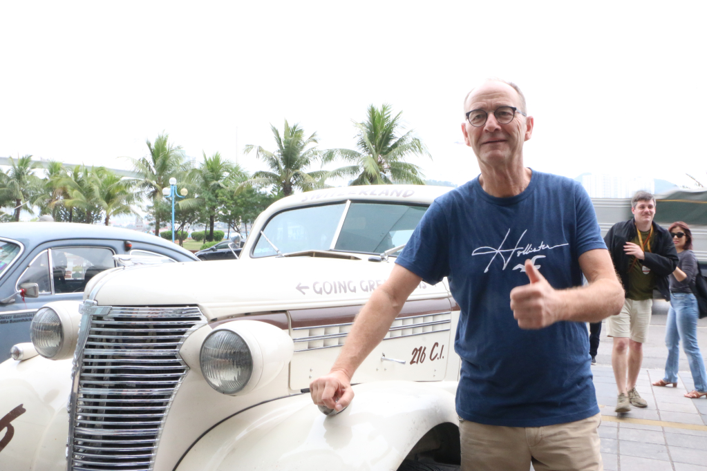 Ông Daniel Saute điều khiển xe ô tô Chevrolet Fangio sản xuất năm 1938, chia sẻ: Trong hành trình đến Việt Nam lần này tôi ấn tượng nhất với điểm đến TP Hạ Long. Nơi đây, chúng tôi được khám phá kỳ quan thiên nhiên của thế giới- Vịnh Hạ Long và được thưởng thức nhiều món ẩm thực hấp dẫn vùng biển.