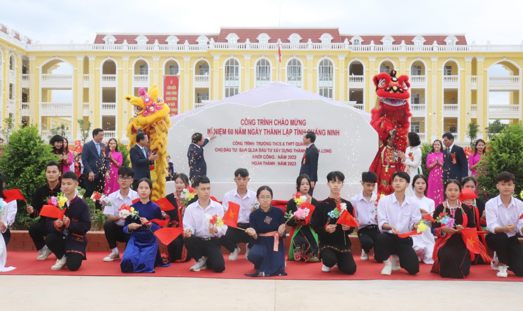 Ngôi trường mới ở xã Quảng La được đầu tư xây dựng, phục vụ tốt hơn nhu cầu học tập của con em vùng đồng bào dân tộc thiểu số nơi đây.