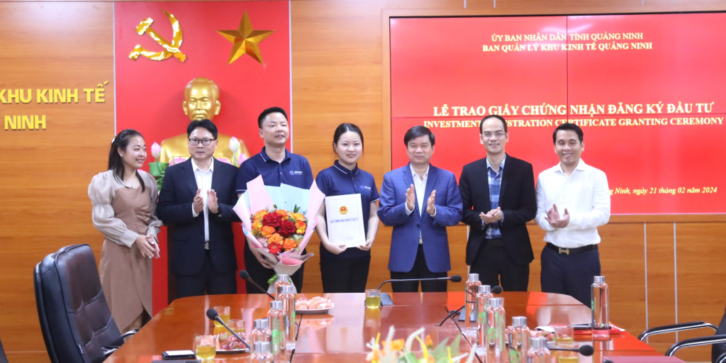 Lãnh đạo Ban Quản lý Khu kinh tế trao giấy chứng nhận đầu tư Dự án tấm silic đơn tinh thể và thanh silic đơn tinh thể quang điện Gokin Solar Hải Hà Việt Nam cho đại diện Công ty Gokin Solar.