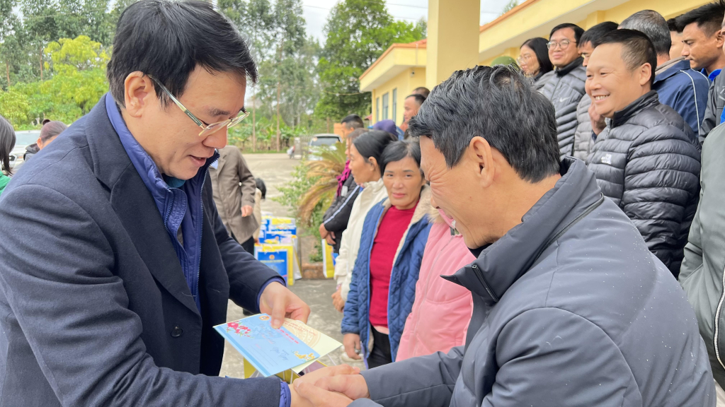 Đồng chí Tô Xuân Thao, Chủ tịch LĐLĐ tỉnh tặng quà Tết 2024 cho CNLĐ ở Công ty CP Gốm xây dựng Yên Hưng.