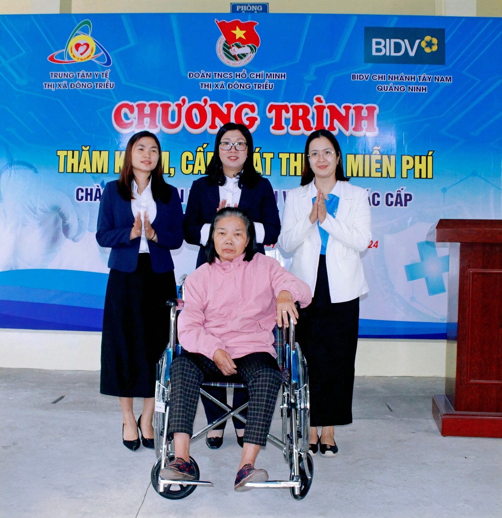 Hội LHPN TX Đông Triều tặng xe lăn cho bà Hoàng Thị Bẩy (xã Tràng Lương, TX Đông Triều).