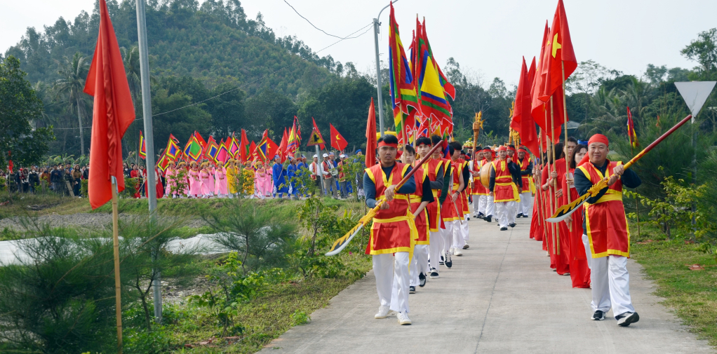 Đoàn rước có đội cờ thần, đội nhạc lễ, đội tế khí, đội dâng lễ cùng đông đảo nhân dân, du khách tham gia.
