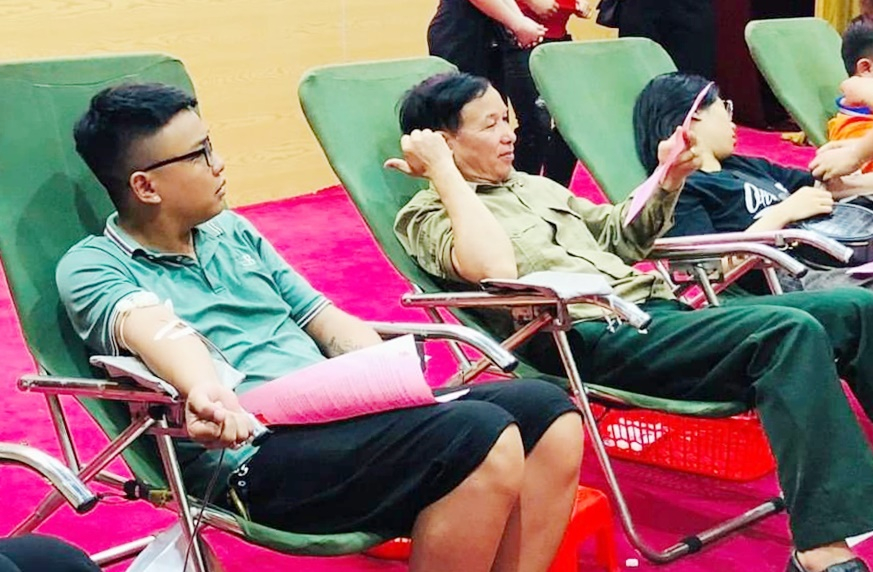 Anh Nguyễn Tuấn Anh tham gia hiến máu tình nguyện