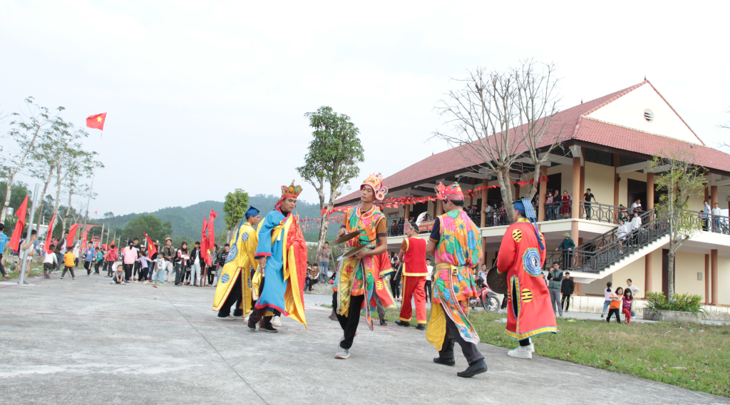 Nghi thức múa hành quang trong lễ hội đại phan của người Sán Dìu xã Bình Dân huyện Vân Đồn.