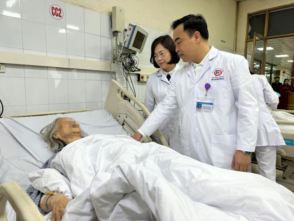 Các y, bác sĩ Bệnh viện Đa khoa tỉnh thăm hỏi bệnh nhân điều trị tại bệnh viện, dịp Tết Nguyên đán Giáp Thìn 2024. Ảnh: enhviendakhoatinhquangninh.vn