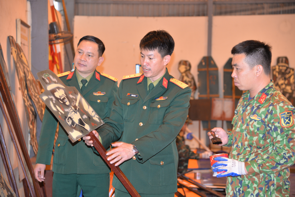 Trung tá Lương Văn Út kiểm tra mô hình chuẩn bị cho mùa huấn luyện năm 2024.