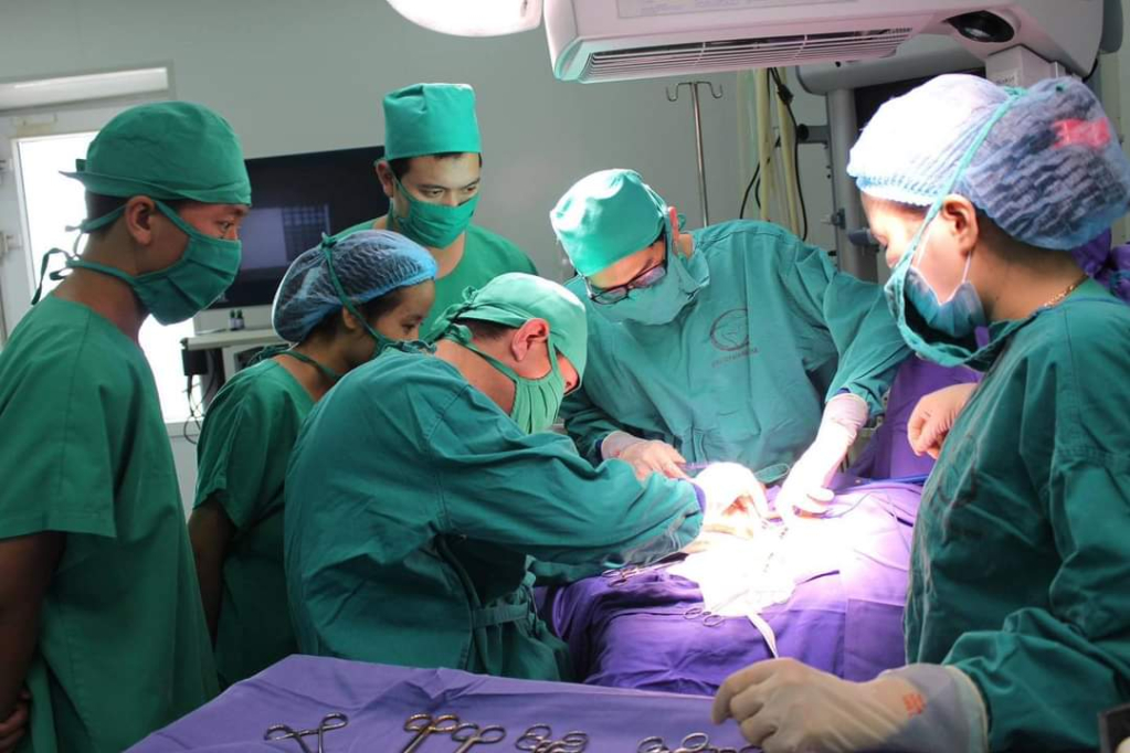 Bác sĩ Bệnh viện Sản nhi Quảng Ninh phẫu thuật cấp cứu bệnh nhi 49 ngày tuổi tắc tá tràng bẩm sinh do u cơ môn vị (Ảnh do đơn vị cung cấp)