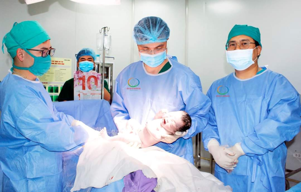 Các bác sĩ Bệnh viện Sản nhi vui mừng chào đón em bé