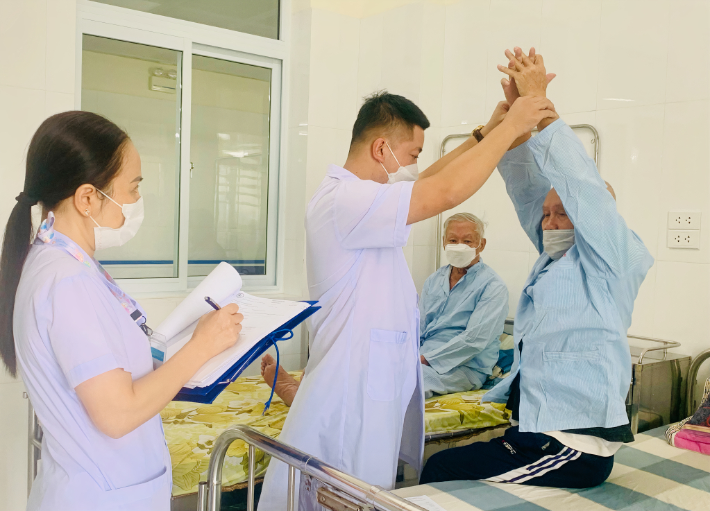 Bác sỹ bệnh viện Lão khoa - PHCN Quảng Ninh khám bệnh cho bệnh nhân cao tuổi.