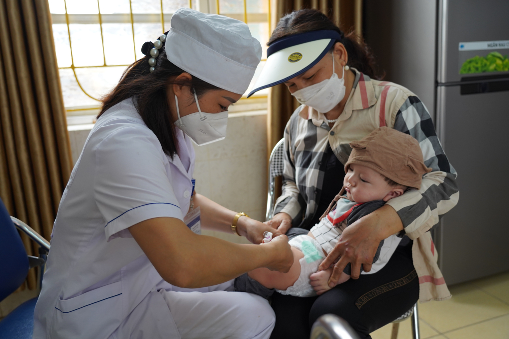 Tiêm vắc xin phòng cho bệnh cho trẻ em tại Trạm Y tế phường Hoành Bồ (TP Hạ Long).