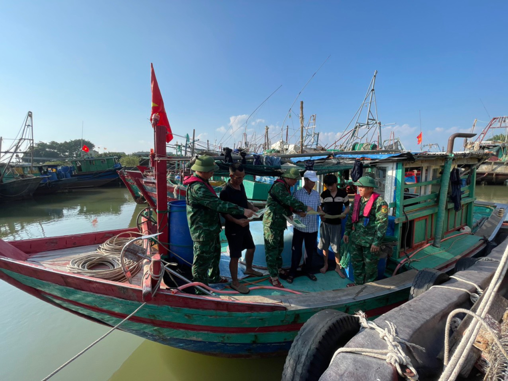 CBCS Đồn BP Trà Cổ tuyên truyền cho ngư dân các quy định về khai thác thủy sản, Luật Biên phòng Việt Nam và phòng chống XNC trái phép