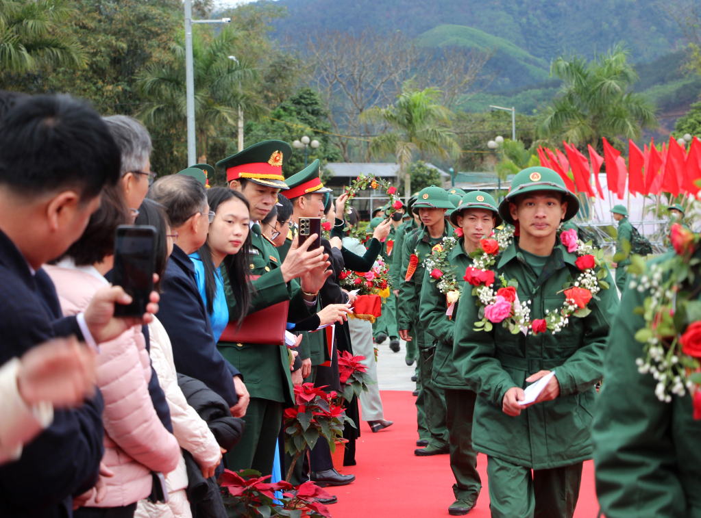 Rất đông cán bộ, đảng viên, nhân dân đến động viên, tiễn đưa tân binh huyện Bình Liêu lên đường nhập ngũ.