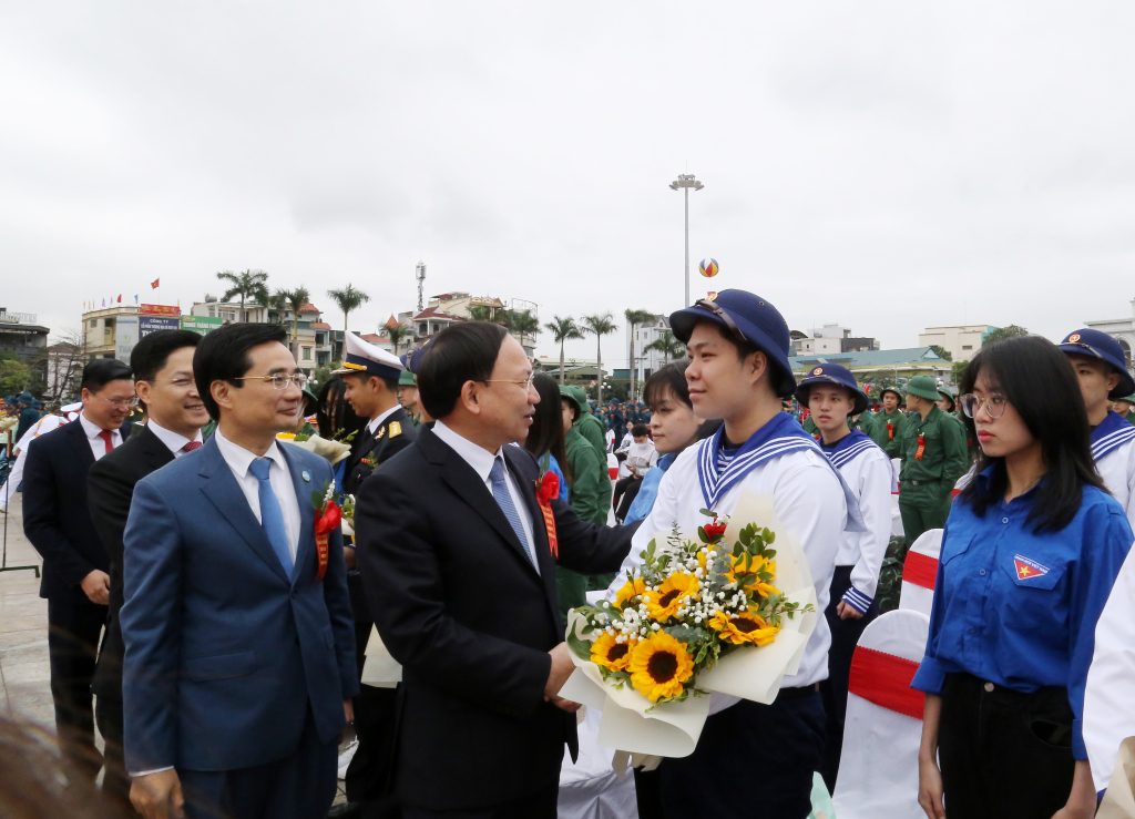 Đồng chí Nguyễn Xuân Ký, Ủy viên Trung ương Đảng, Bí thư Tỉnh ủy, Chủ tịch HĐND tỉnh, tặng hoa, động viên các tân binh.