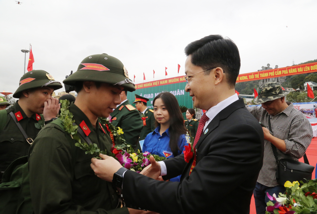 Lãnh đạo TP Cẩm Phả trao hoa, tiễn tân binh lên đường nhập ngũ.
