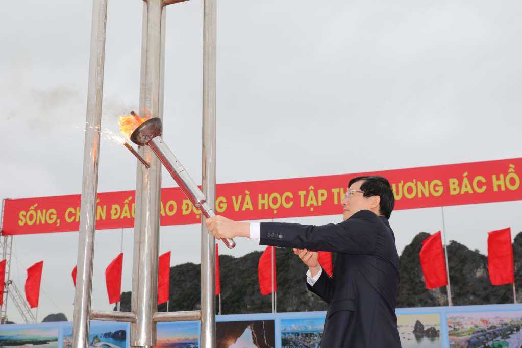 Đồng chí Vũ Quyết Tiến, Bí thư Thành ủy Hạ Long thắp lửa truyền thống ngày hội tuyển quân