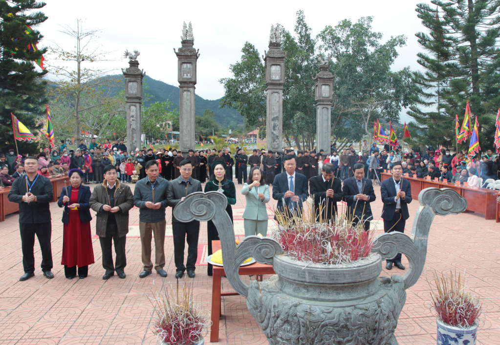 Lãnh đạo tỉnh và huyện Bình Liêu dâng hương tưởng nhớ đức thành hoàng được thờ tại đình.