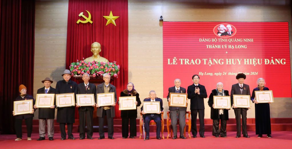 Đảng viên Trần Văn Sầm (đứng thứ 5 từ phải qua trái) nhận Huy hiện 75 năm tuổi Đảng.