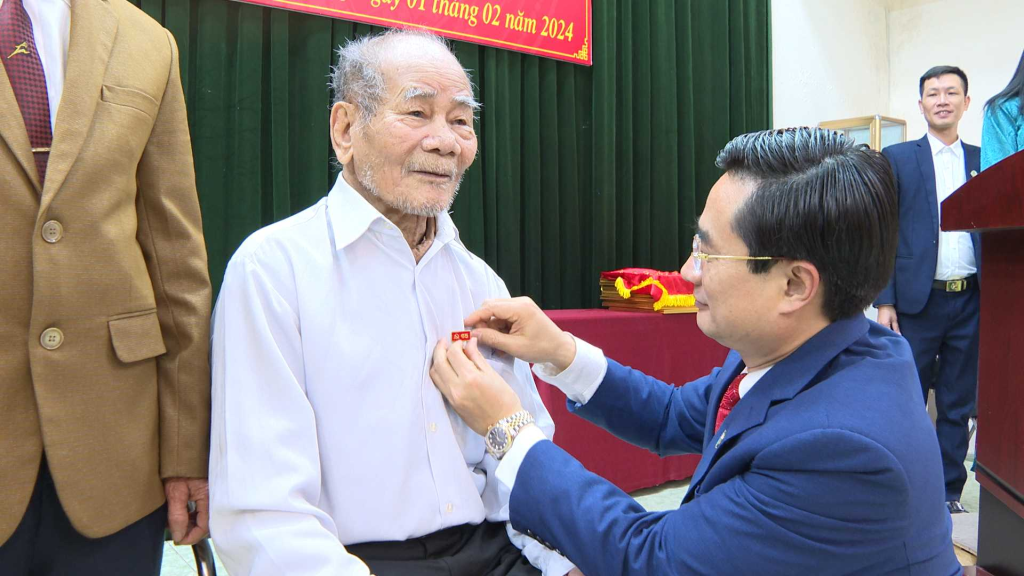 Đồng chí Bí thư Thành uỷ, Chủ tịch HĐND TP Cẩm Phả trao Huy hiệu Đảng cho đảng viên.