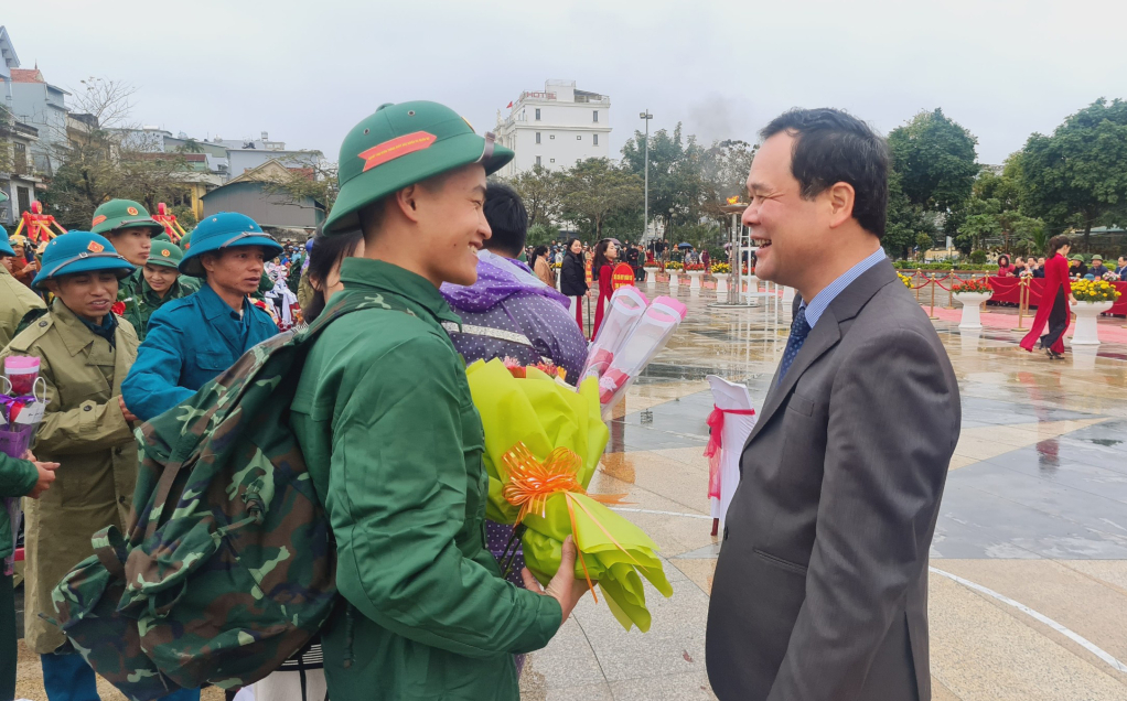 Đồng chí Điệp Văn Chiến, Ủy viên BCH Đảng bộ tỉnh, Trưởng Ban Nội chính Tỉnh ủy tặng hoa các tân binh và đơn vị nhận quân.