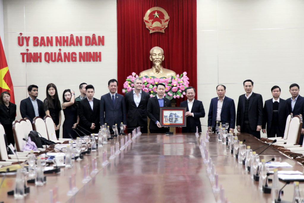 Đồng chí Cao Tường Huy, Phó Bí Thư Tỉnh ủy, Chủ tịch UBND tỉnh tặng bức tranh Vịnh Hạ Long tới đại diện các quỹ đầu tư quốc tế tới tìm hiểu cơ hội đầu tư và hợp tác đầu tư tại Quảng Ninh