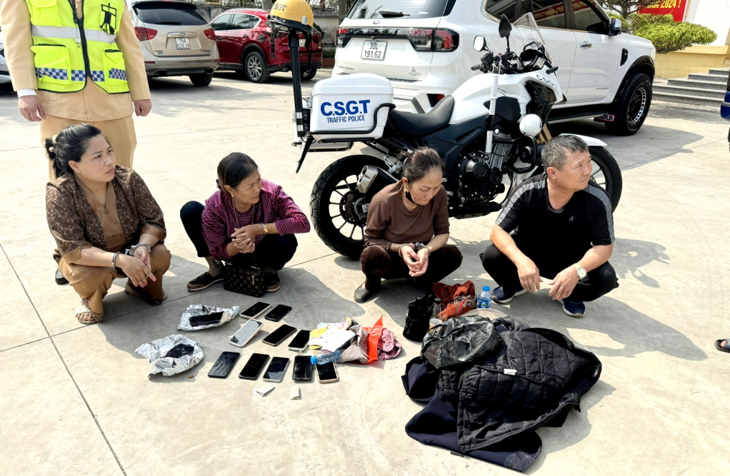 Các đối tượng và tang vật là điện thoại trộm cắp của những người tham gia Lễ hội Tiên Công 2024. Ảnh: Công an Quảng Yên.
