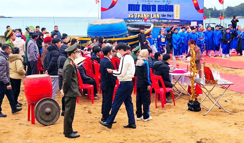 Công an Cô Tô đảm bảo an toàn Lễ hội mở cửa biển xã Thanh Lân. Ảnh: Đức Tuấn.