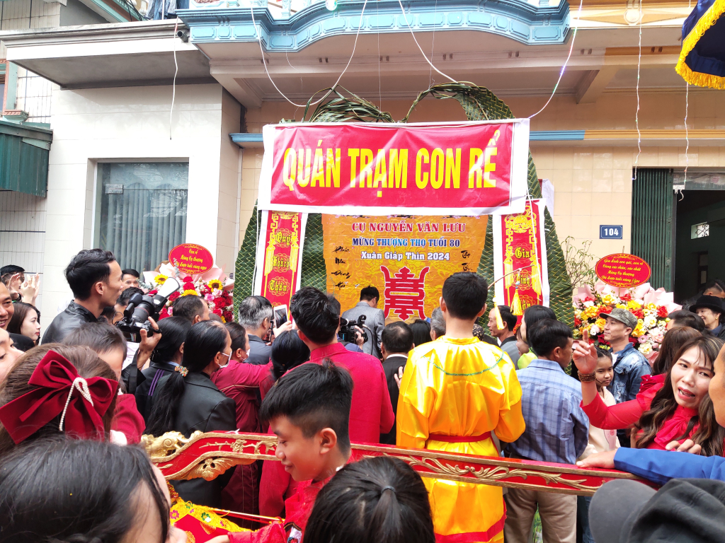 Lễ hội Tiên Công tập trung hàng nghìn người tham dự.
