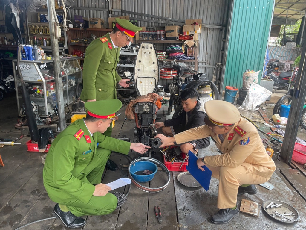 Công an huyện Ba Chẽ kiểm tra tại các cơ sở sửa chữa xe máy trên địa bàn huyện. Ảnh: Lưu Huy (CTV)