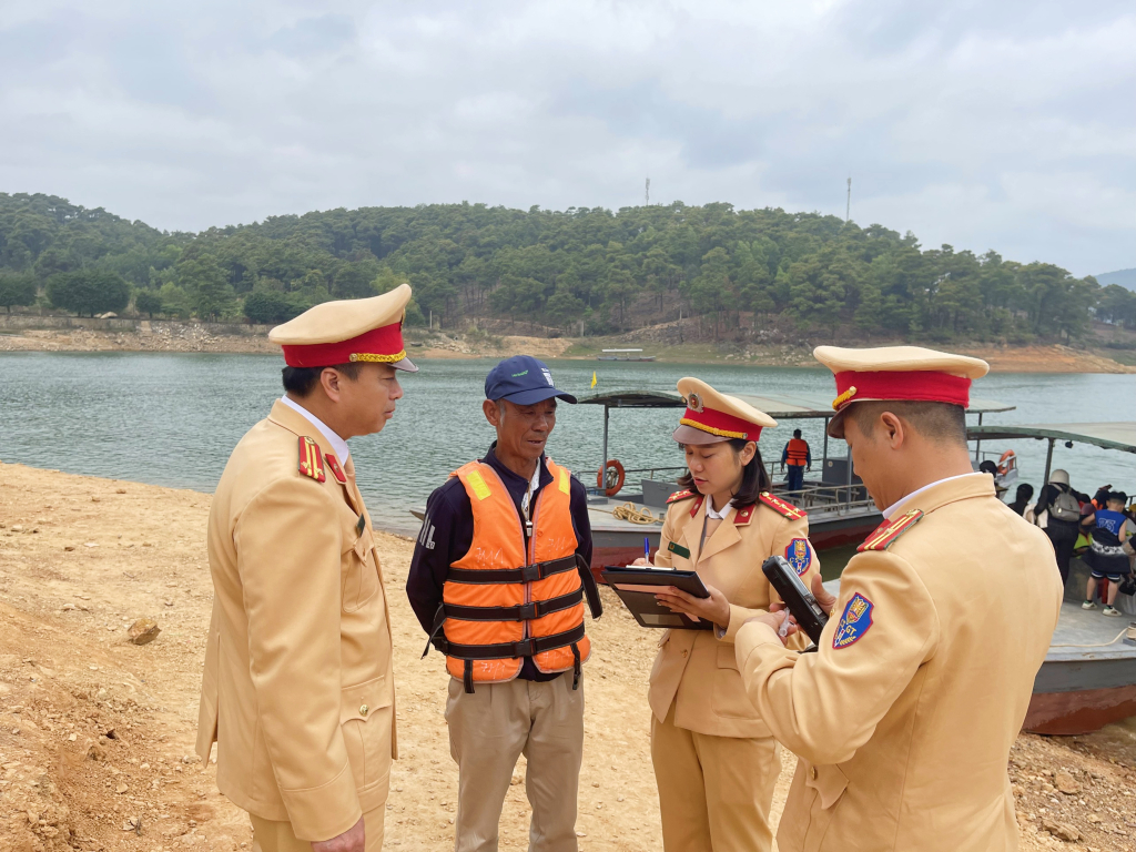CSGT Công an tỉnh kiểm tra công tác an toàn tại Bến đò chùa Lôi Âm (phường Đại Yên, TP Hạ Long).