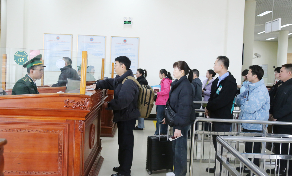 Du khách Trung Quốc làm thủ tục nhập cảnh qua Cửa khẩu Quốc tế Móng Cái.