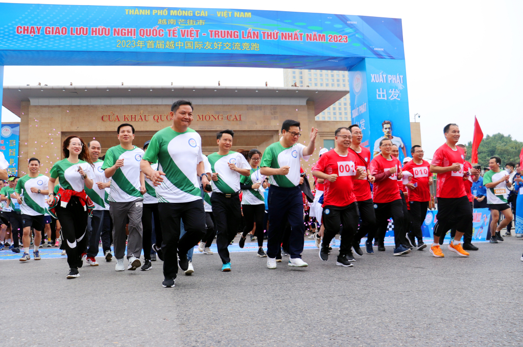TP Móng Cái (Quảng Ninh, Việt Nam) và Đông Hưng (Quảng Tây, Trung Quốc) tổ chức giải chạy giao lưu hữu nghị giữa 2 nước Việt Nam và Trung Quốc qua Cửa khẩu Bắc Luân.