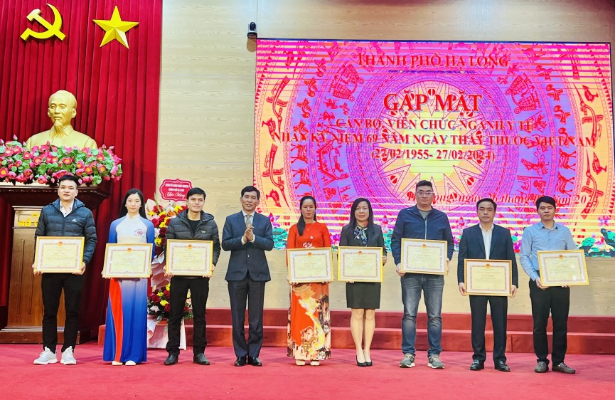 UBND TP đã khen thưởng cho 08 cá nhân y, bác sĩ đã có thành tích cấp cứu kịp thời, thành công bệnh nhân Dương Trần Tâm Đan, học sinh trường Trung học cơ sở Nguyễn Văn Thuộc, thành phố Hạ Long.