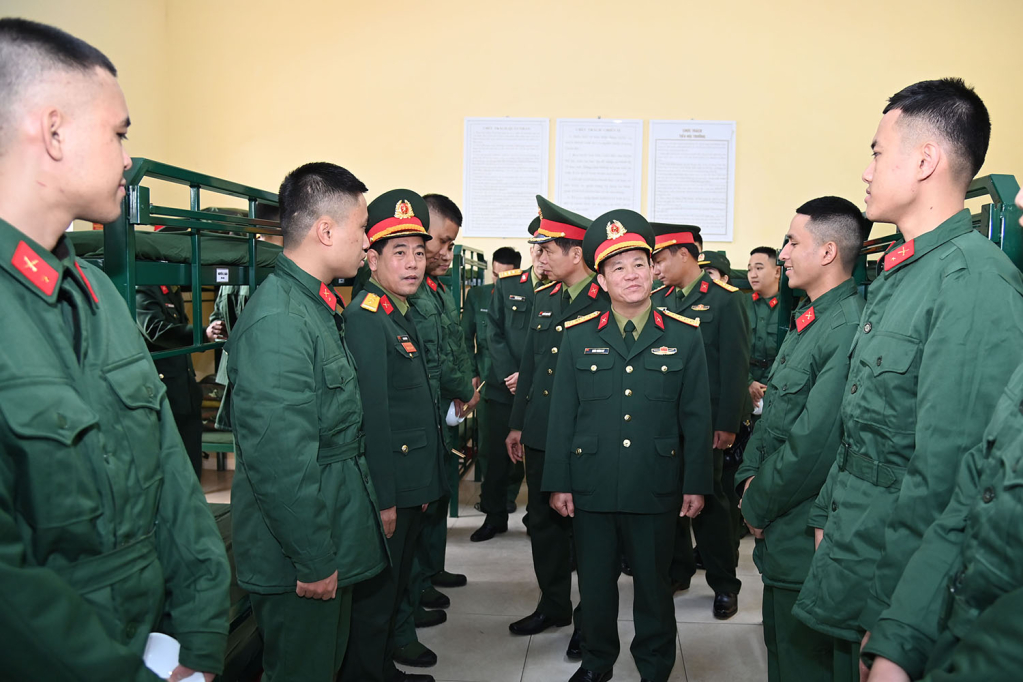 Lãnh đạo Bộ CHQS tỉnh kiểm tra nơi ở, thăm hỏi, động viên chiến sĩ mới đang học tập, huấn luyện tại Trung đoàn 244.