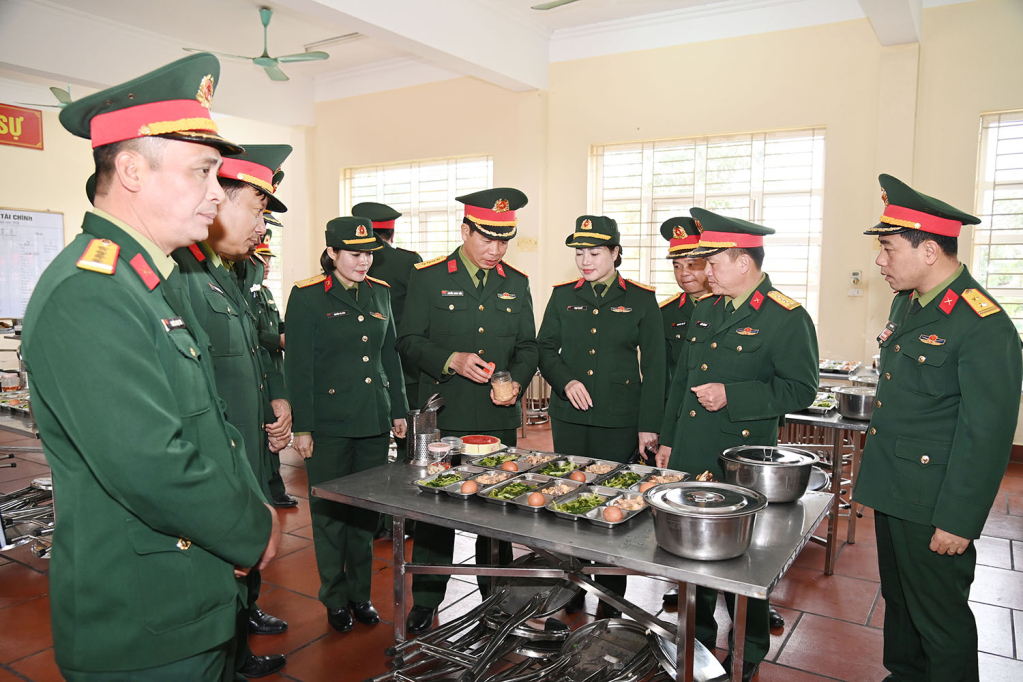 Lãnh đạo Bộ CHQS tỉnh, cùng đoàn công tác kiểm tra công tác bảo đảm bữa ăn cho bộ đội.