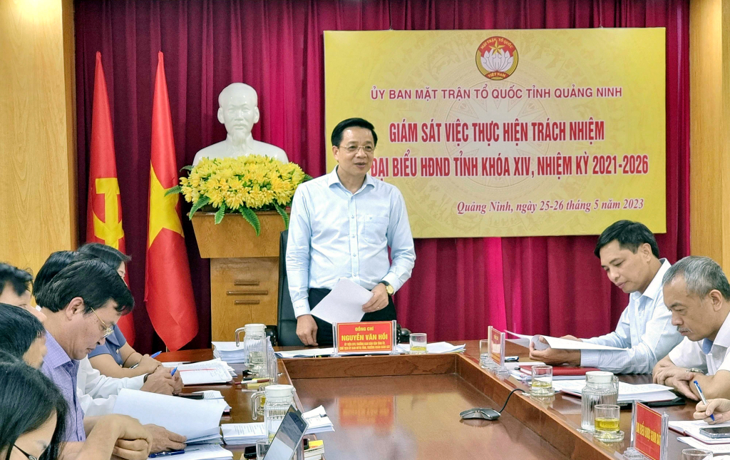 Đồng chí Nguyễn Văn Hồi, Chủ tịch Ban Dân vận Tỉnh ủy, Chủ tịch Ủy ban Mặt trận Tổ quốc tỉnh thông báo kết quả giám sát tới đại biểu HĐND tỉnh giám sát.