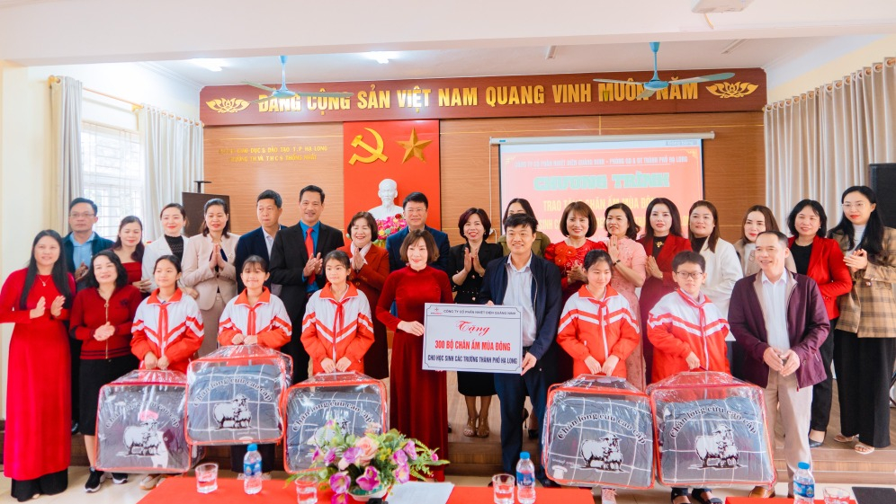 Công ty CP nhiệt điện Quảng Ninh tặng quà cho học sinh có hoàn cảnh khó khăn Trường TH&THCS Thống Nhất, TP Hạ Long nhân dịp tết Nguyên đán Giáp thìn 2024.