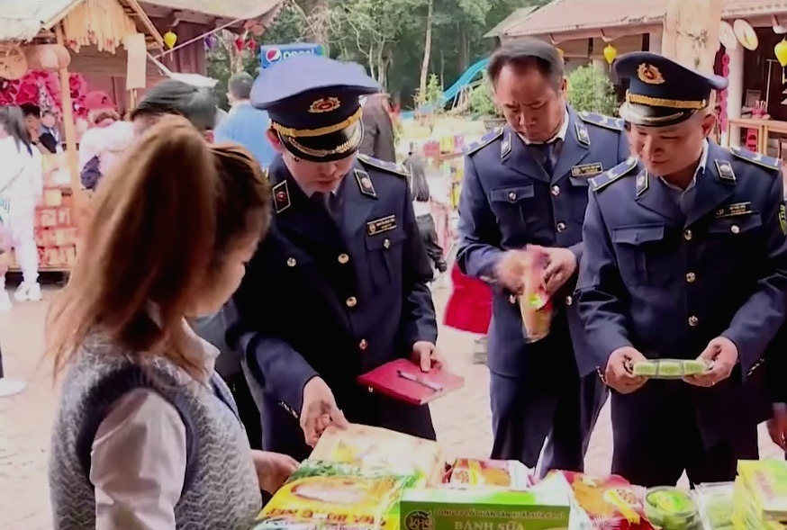 Các lực lượng chức năng kiểm tra việc đảm bảo vệ sinh an toàn thưc phẩm tại Khu di tích danh thắng Yên Tử, TP Uông Bí. Ảnh TL