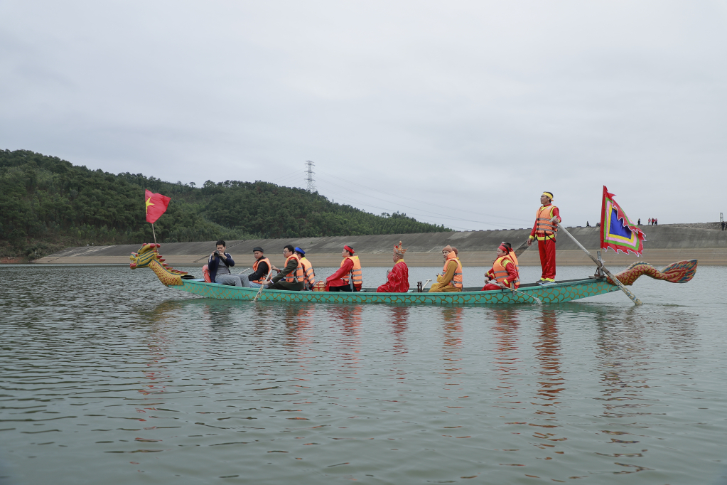 Nghi thức lấy nước từ hồ Trại Lốc để rước về Thái Miếu.